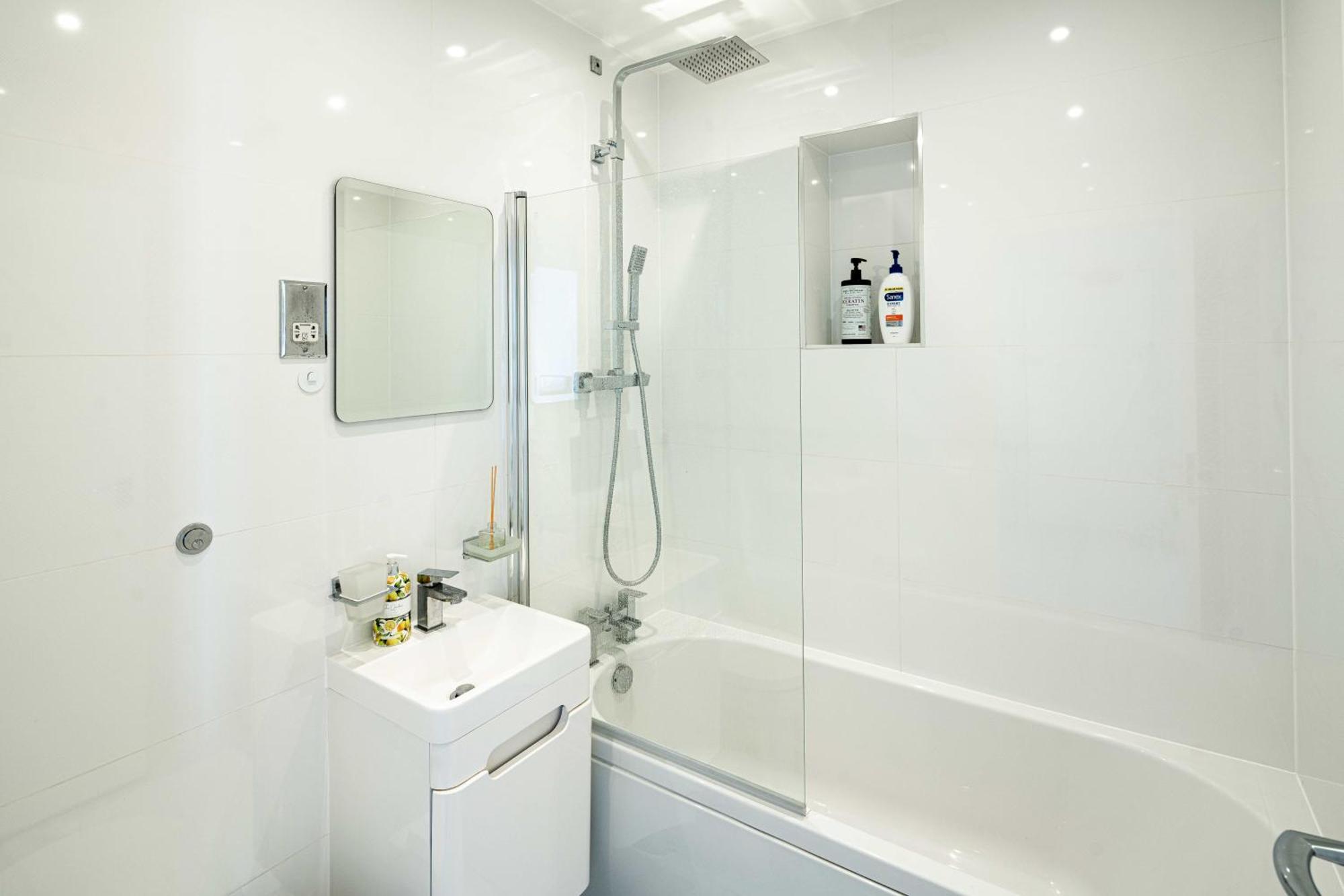 Charming Newly Refurb 2-Bed 2-Bath Whole Apartment Near Hyde Park & Kensington, Prime Paddington Location Zone 1 Londen Buitenkant foto